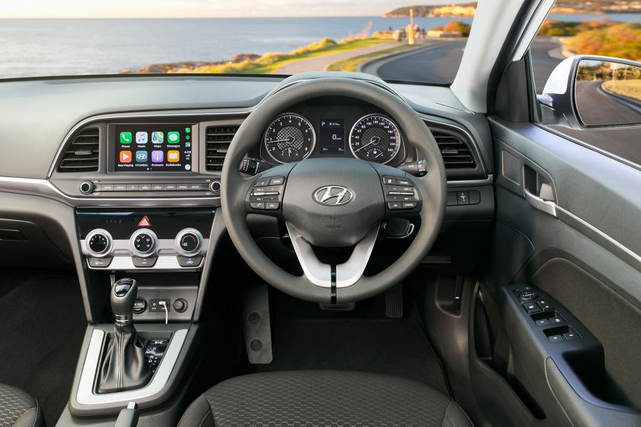 Панель приборов Hyundai Elantra Go (AD) 2018 года  (AU) (фото 9 из 17)